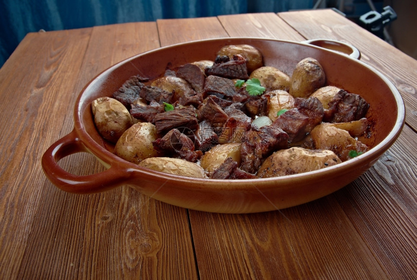 Afelia传统的希族塞人和浦路斯食物猪肉烧成红酒饮食橄榄赢图片