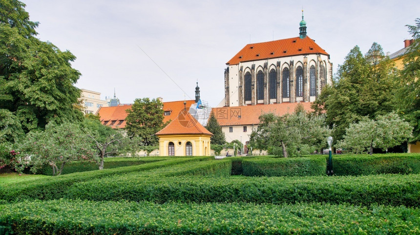 绿洲布拉格城市景观雪和方济各会花园的圣母玛利亚教堂圣公会图片