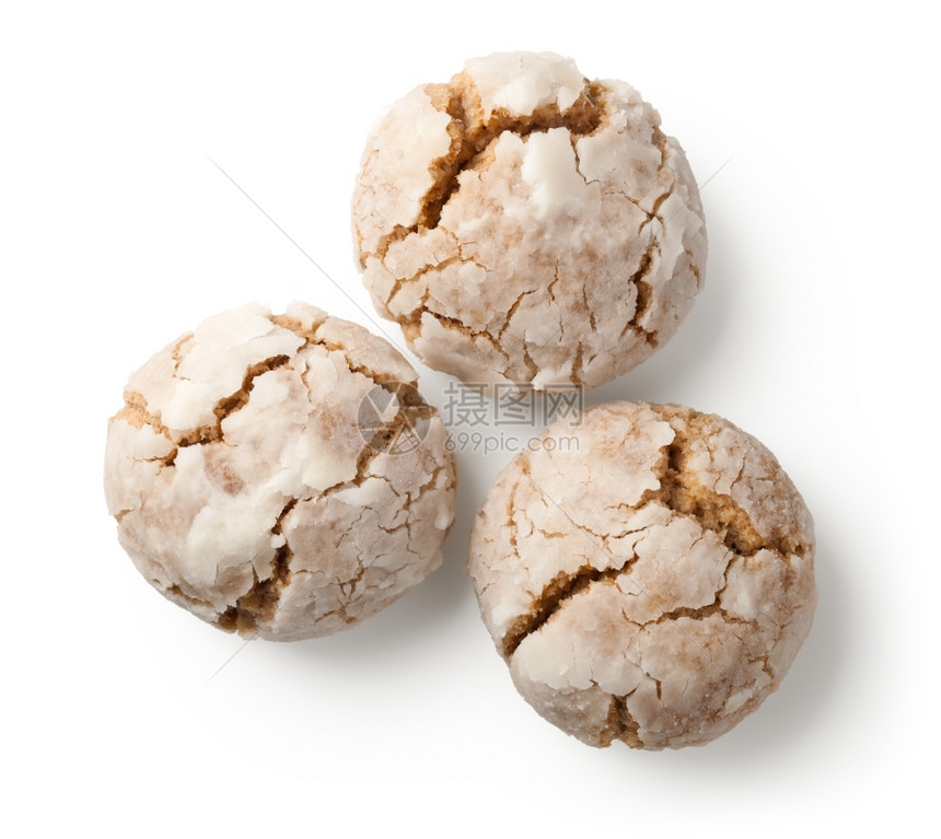 糖粉末白色背景上的碎裂坚果饼干自制图片