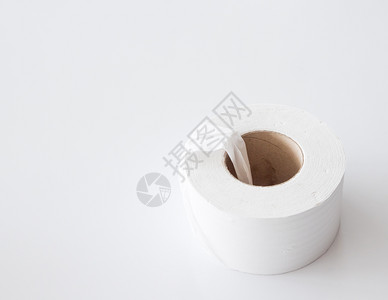 清洁器滚动柔软的用于公共厕所白桌上大纸卷用在白桌上背景图片