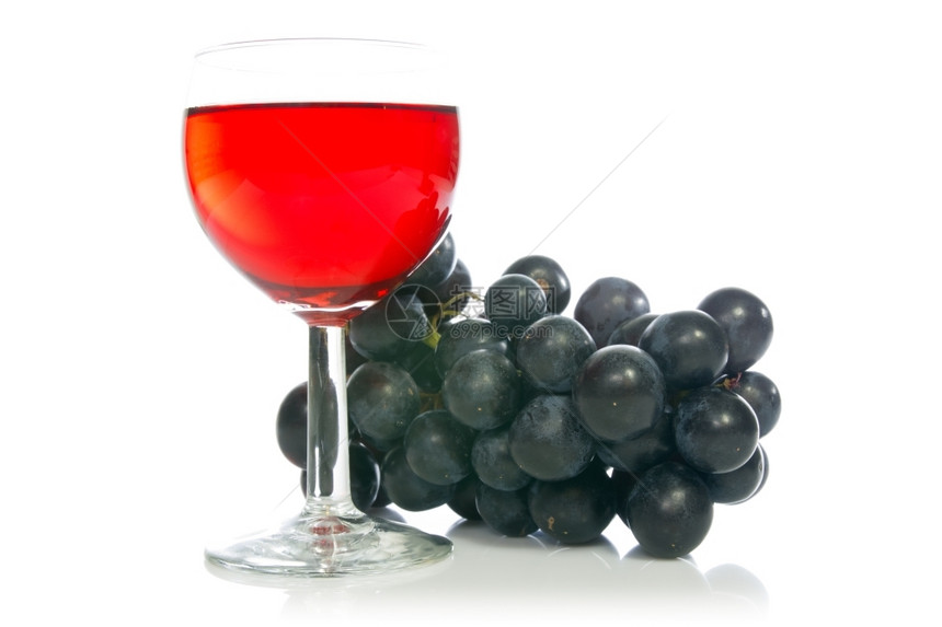白色的酒精自然红在玻璃杯中葡萄在白色背景上图片