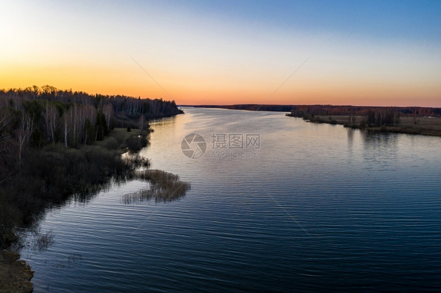 美丽的光线俄罗斯Ivanovo地区Uvodsky水库的红色日落照片来自无人机环境图片