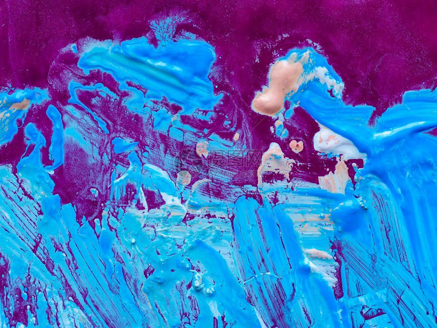 抽象的紫色背景下丙烯颜料的流动与运紫色背景下丙烯颜料的抽象流动与运现代的海浪图片