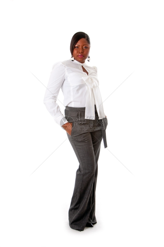 行政人员女身穿白衬衫和灰色裤子的美籍非洲女商人站着手放在口袋里孤立无援非洲人图片