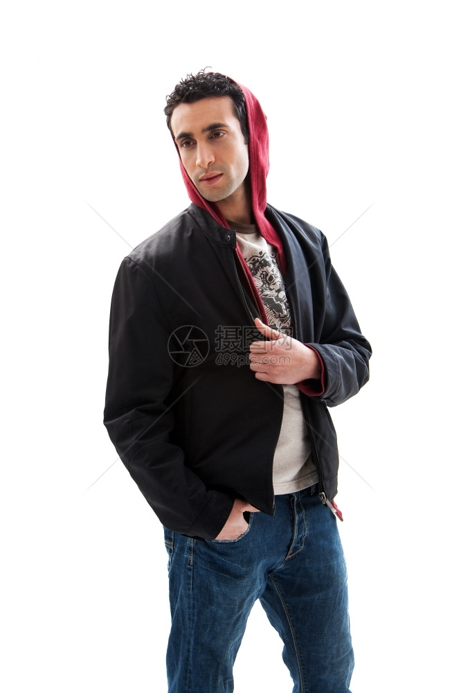 友好哈基又时尚穿着红内衣黑外套和牛仔裤的帅酷男子手放在口袋里孤立无援图片