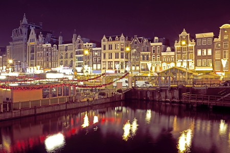 反射灯夜间从荷兰阿姆斯特丹到荷兰的阴蒂建筑图片