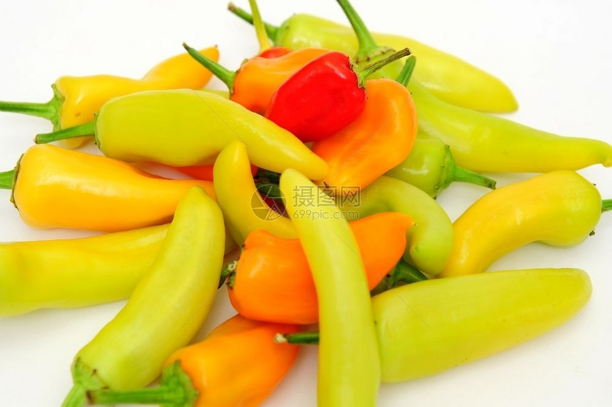 自然热的各种样许多不同颜色辣椒孤立在白色背景上辣椒图片