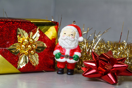 圣诞老人雕像配有礼物和金色的木偶作为圣诞节的装饰品为了庆典快乐的图片