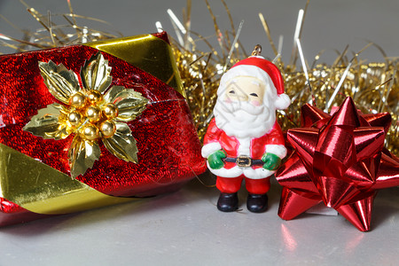 股装饰圣诞老人雕像配有礼物和金色的木偶作为圣诞节的装饰品快乐图片