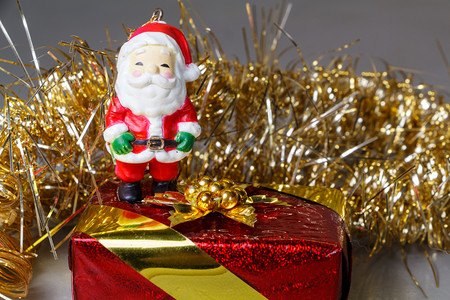 圣诞老人雕像配有礼物和金色的木偶作为圣诞节的装饰品明亮派对十二月图片
