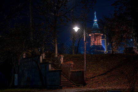 城市罗马尼亚灯光后台点亮一些楼梯和座教堂在背景的夜幕现场图片
