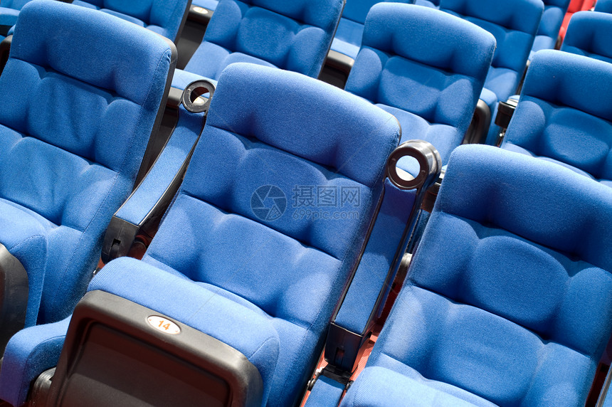 手臂松弛电影院的蓝色软空座位娱乐图片