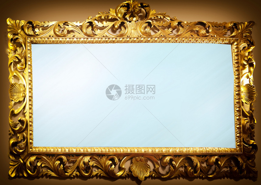 木制的带有金雕刻框的古老镜子装饰品内部的图片