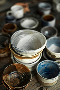 陶瓷制品传统的模糊背景陶瓷咖啡杯上的图片