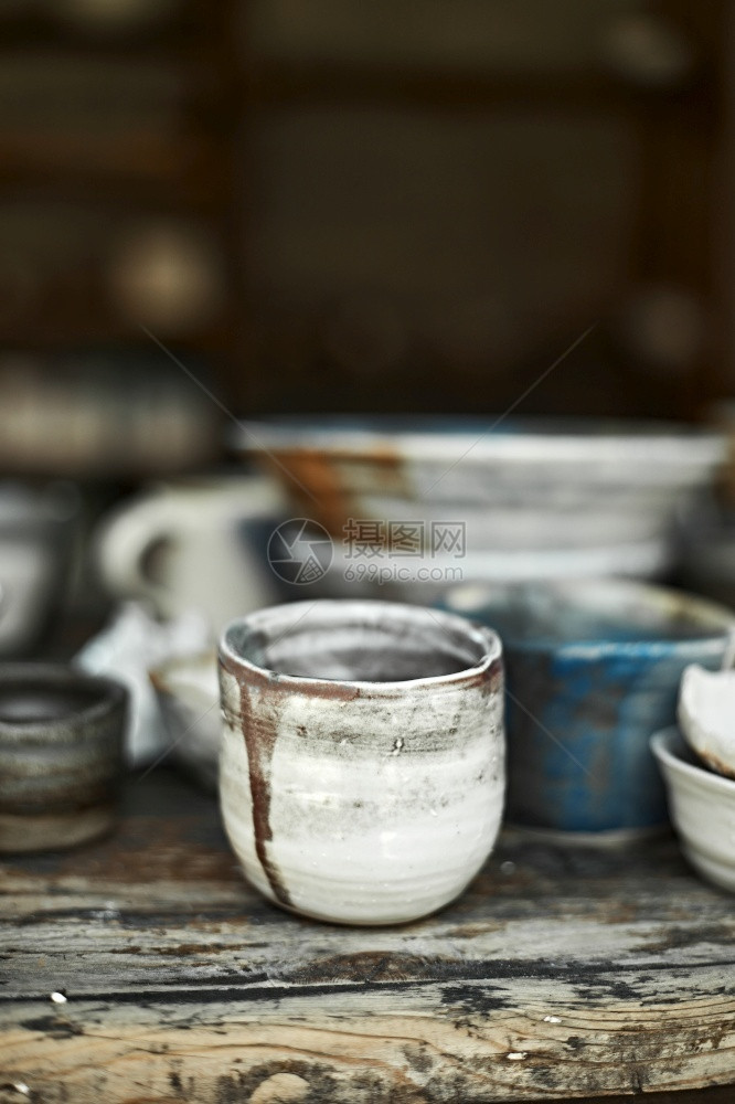 饮料陶瓷制品卡布奇诺模糊背景陶瓷咖啡杯上的图片