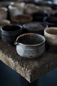 茶喝卡布奇诺模糊背景陶瓷咖啡杯上的图片