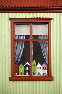 存在一个冰岛小屋在西部的窗户Seydisfjordur有TrollHouses的冰岛小屋一巨怪是个神话被诺斯民间传说中一种斯堪的背景图片