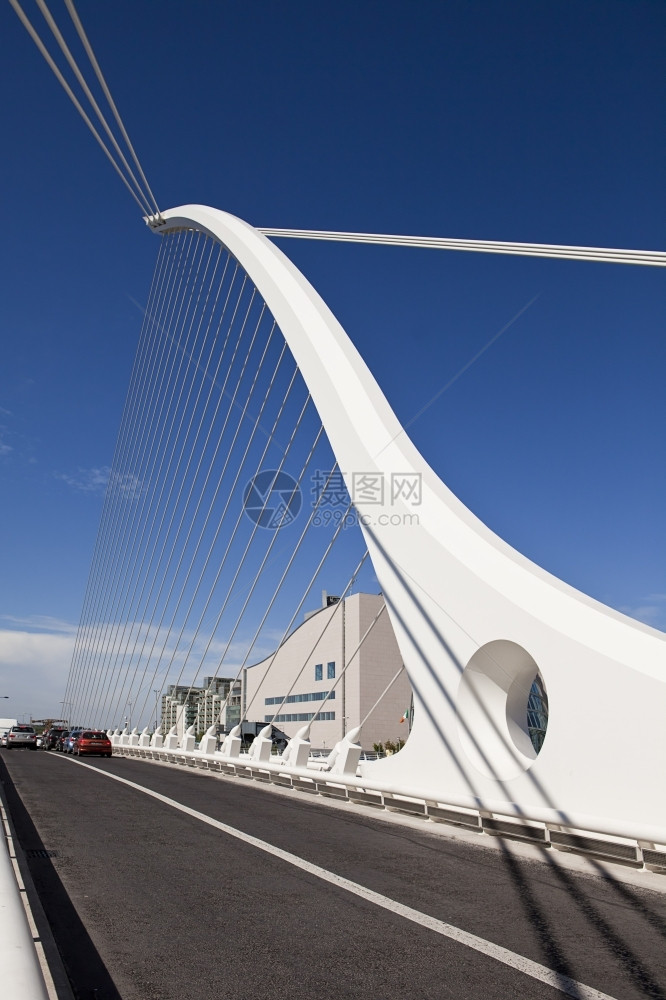 现代的塞缪尔贝克特大桥的电缆和上层结构在爱尔兰都柏林飞升上层建筑高架图片