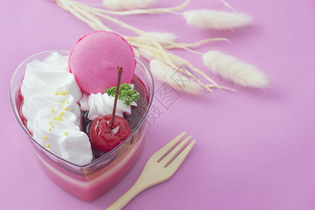色彩多的草莓蛋糕和粉红背景的玛瓜白色美味曲奇饼图片