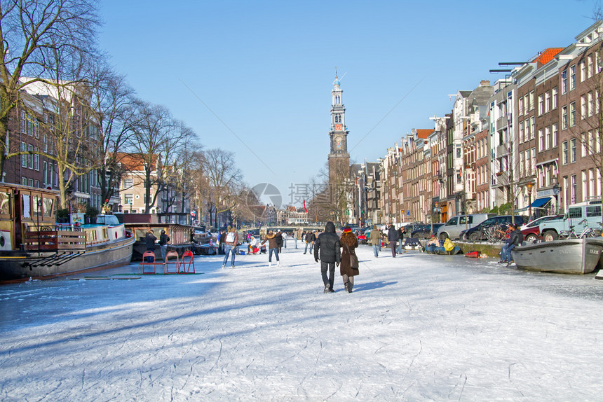 屋荷兰冬季与Westerkerk人一起在荷兰的Snowy阿姆斯特丹历史的韦克尔图片