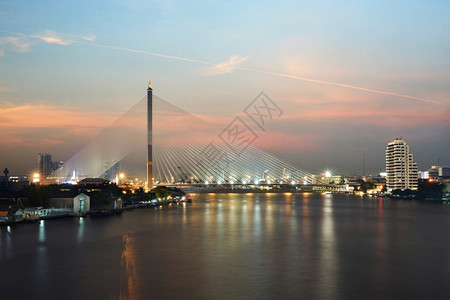 城市景观结构体黄昏时有线固定桥路图片