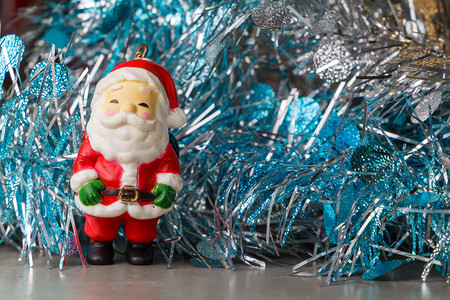 塑像圣诞老人雕像和蓝银锡罐作为圣诞节的装饰品红色明亮图片