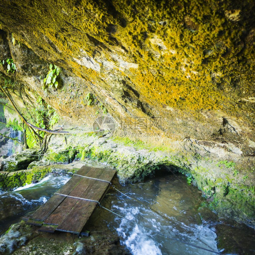 旅行墨西哥人绿色恰帕斯Palenque附近MisolHaWaterfall河上的洞穴桥图片