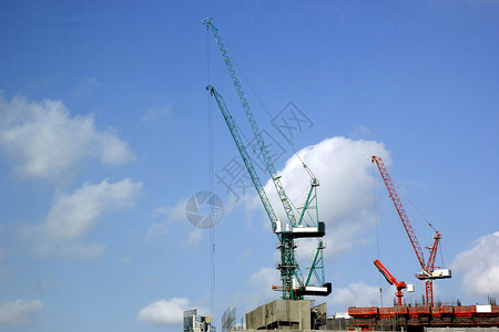 具体的蓝色天空中工作起重机照片财产行业背景图片