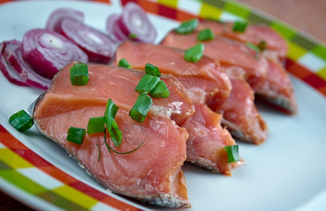 拉克菲斯克Rakfisk挪威用鳟鱼或有时加烧盐和发酵制成的挪威鱼盘盐渍切片可口背景