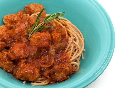美食盘子晚餐白底带肉丸的意大利面条图片