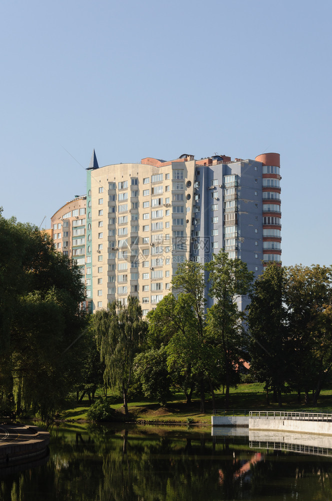 城市景观白俄罗斯明克Svisloch河上现代建筑的公园图片