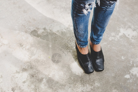 女在街上露户外的黑时装高跟鞋穿着牛仔裤的女子腿成人时尚图片