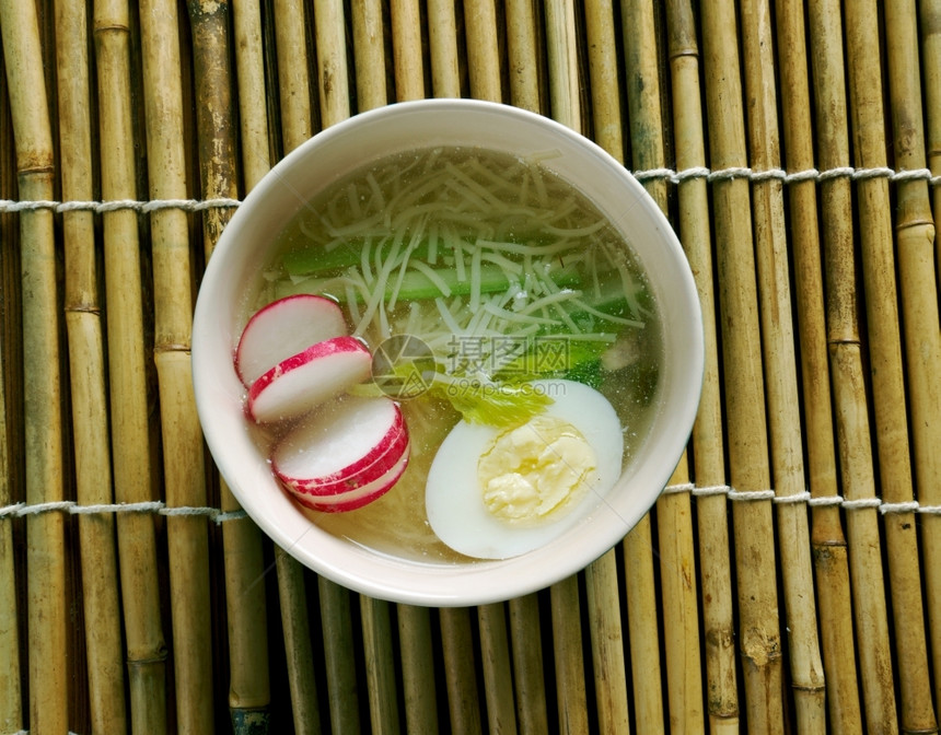 绿色蔬菜食物开发的面条汤饭碗图片