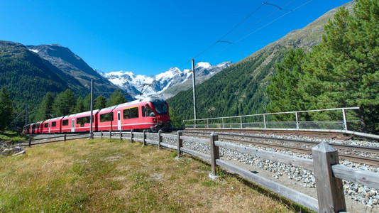 全景表示运输瑞士山火车伯尼娜快穿越阿尔卑斯山图片