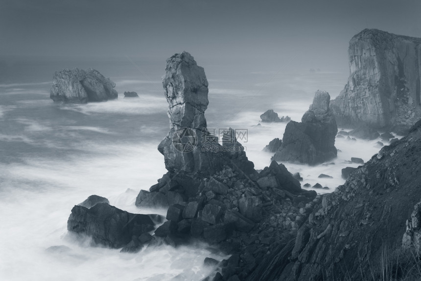海岸岩石白色的西班牙坎塔布里亚连克雷斯图片