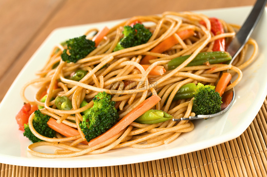 豆健康蔬菜和全麦意大利面炒薯条有叉子选择焦点关注前门蔬菜PastaStirFry番茄图片