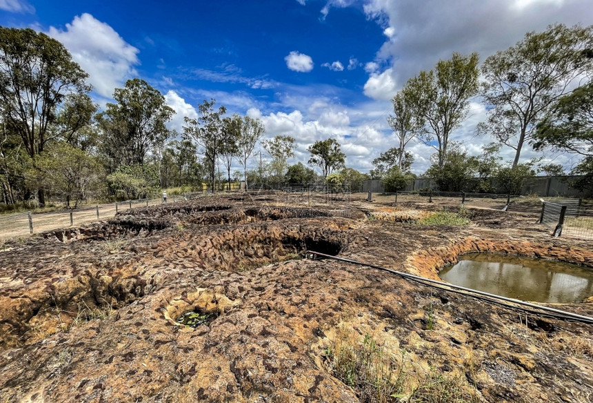 百万197年在澳大利亚昆士兰邦堡区南科发现的250万年前的米奥辛埃波奇32个沙石和赫氏污渍材料混合体露天弹坑MioceneEpo图片
