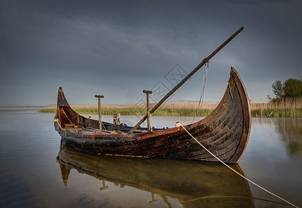 库尔斯语东方春天Kurenkahn河是传统木制平底船用于Vistula环礁湖和东普鲁士春晨库罗尼安湖Dreverna村港早晨背景
