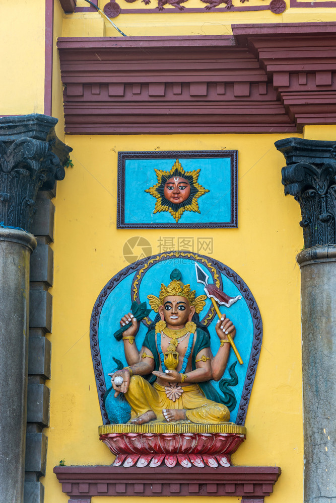 复杂的宗教尼泊尔Pashupatinantinath主要寺庙入口处的明亮装饰尼泊尔上帝图片
