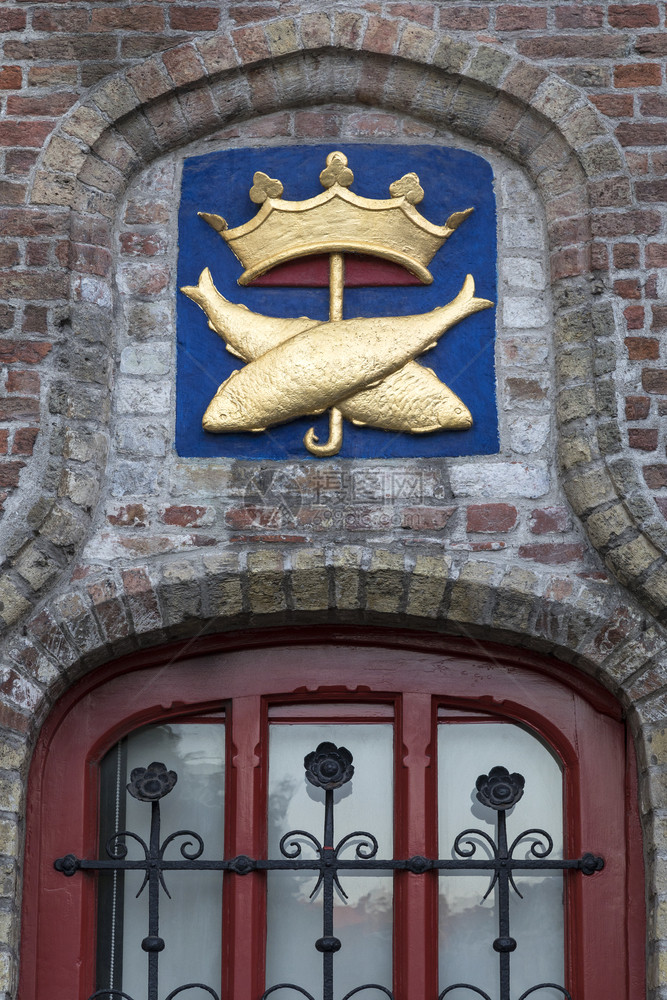 地点细节建筑的比利时历史古城布鲁日的Vismarkt鱼市场窗户上方的一扇子历史城市中心是教科文组织的世界遗产地图片