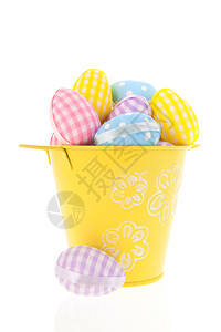 满面糊色的东鸡蛋放在桶里白色背景上隔绝丰富多彩的传统黄色图片