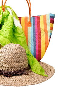 海滩沙物品彩色条纹袋草帽和绿色手帕子图片