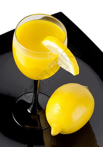 玻璃水果一杯汁和柠檬在黑盘上水晶图片