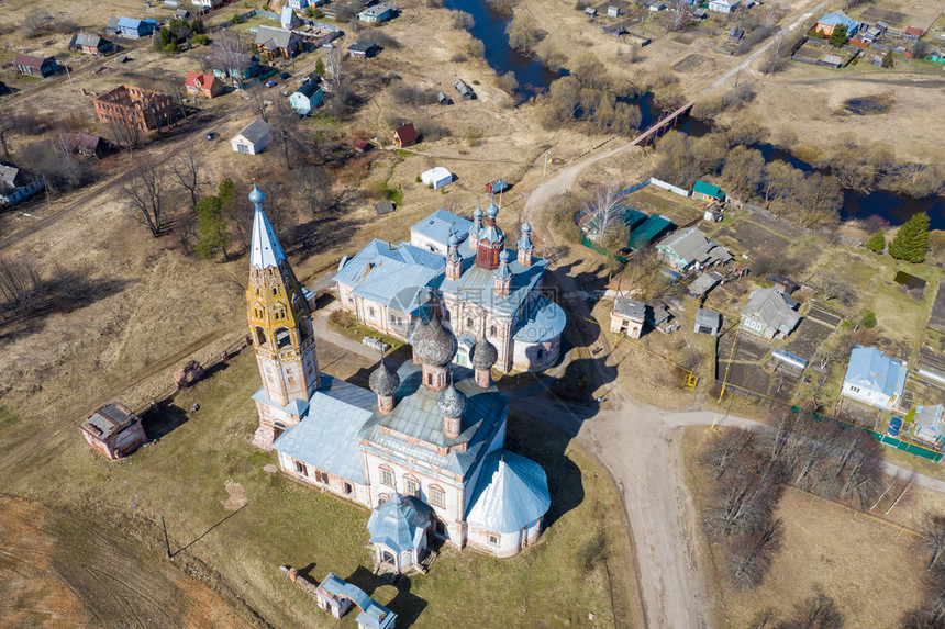 伊万诺沃古老的俄罗斯Ivanovo地区Rodnikovsky区Parskoy村的圣约翰浸信会教堂从鸟眼的观点来看英石图片