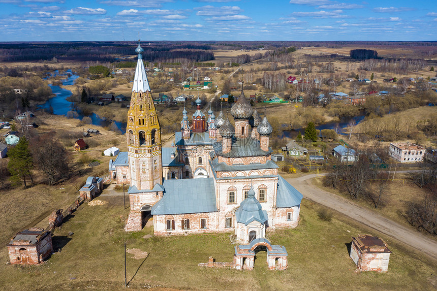 寺庙村庄宗教俄罗斯Ivanovo地区Rodnikovsky区Parskoy村的圣约翰浸信会教堂从鸟眼的观点来看图片