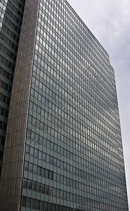 杜塞尔多夫外部的具有许多建筑物的现代高化办公大楼高的图片