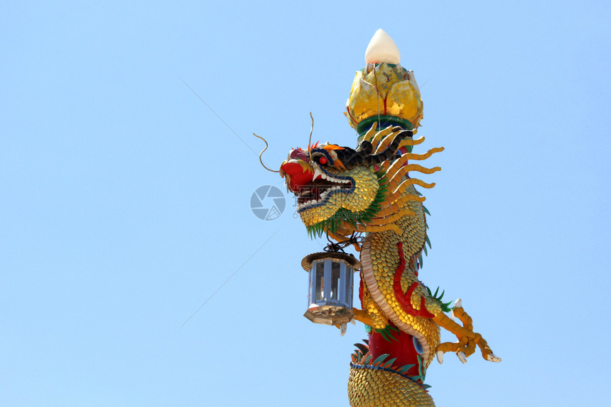 亚洲人寺庙龙在圣殿的柱子上有着美丽的天空背景图片