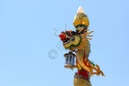 亚洲人寺庙龙在圣殿的柱子上有着美丽的天空背景图片