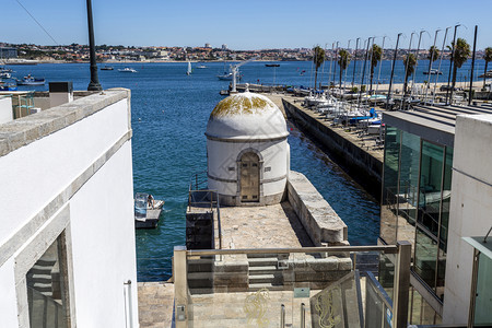 水海图满的182年安装的CascaisTideGauge是欧洲第一批专门研究海流和潮汐的观测站之一目前仍在葡萄牙卡斯凯全面运作2背景图片
