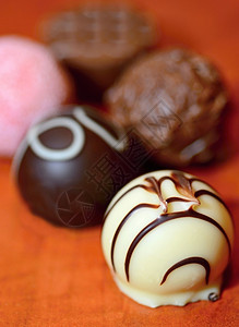甜点近距离的比利时各种巧克力草原在伍德背景上可糖果图片